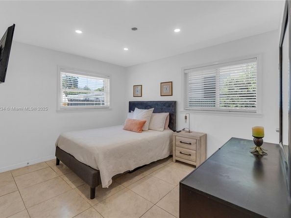 806 NE 4th St, Hallandale Beach FL 33009