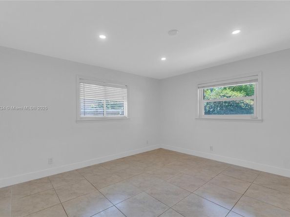 806 NE 4th St, Hallandale Beach FL 33009