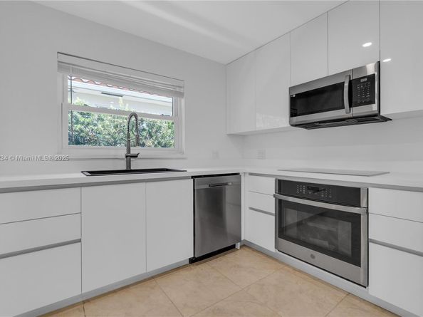 806 NE 4th St, Hallandale Beach FL 33009