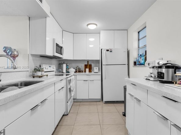 14180 SW 84th St 205G, Miami FL 33183