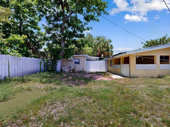 18502 NW 23rd Ct, Miami Gardens FL 33056