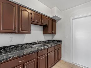 8031 Hawthorne Ave, Miami Beach FL 33141