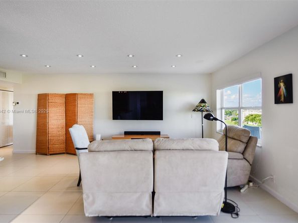 400 Diplomat Pkwy 704, Hallandale Beach FL 33009