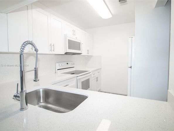 515 NW 100th Pl 203, Pembroke Pines FL 33024