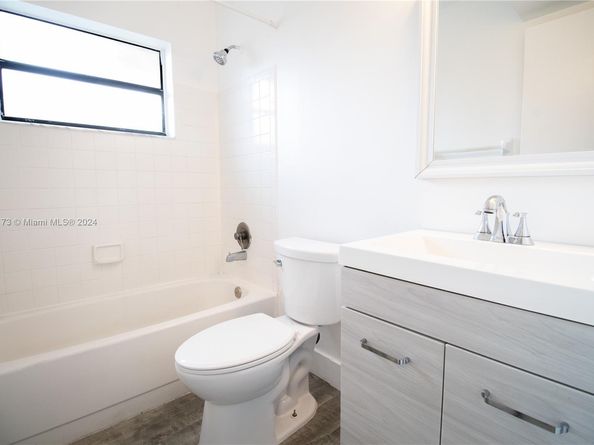515 NW 100th Pl 203, Pembroke Pines FL 33024