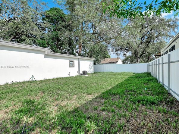 2380 NW 101st St, Miami FL 33147