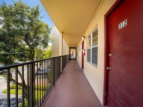 850 SW 133rd Ter 312B, Pembroke Pines FL 33027