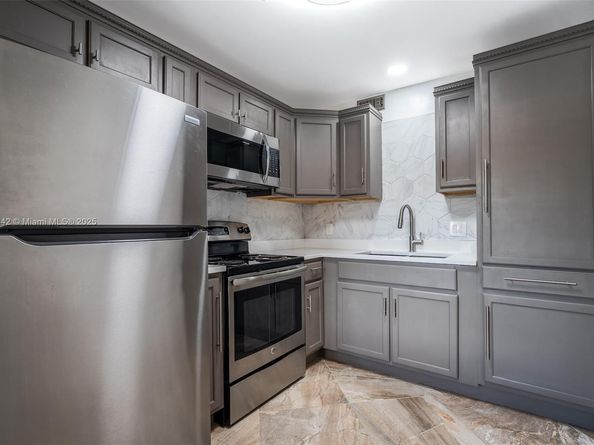 850 SW 133rd Ter 312B, Pembroke Pines FL 33027