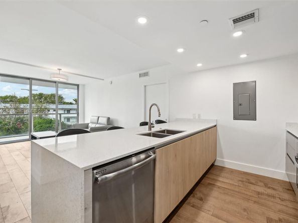 13800 Highland Dr 202, North Miami Beach FL 33181