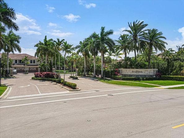 110 E Riverwalk Cir E, Plantation FL 33325