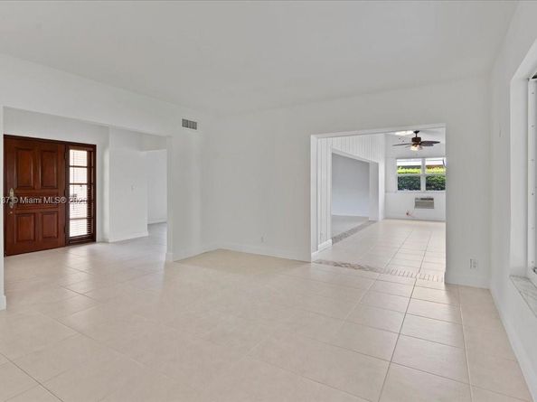 1961 NE 188th St, Miami FL 33179
