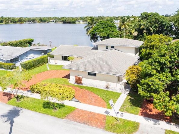 1961 NE 188th St, Miami FL 33179