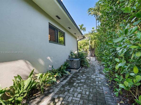 1043 NE 98th St, Miami Shores FL 33138