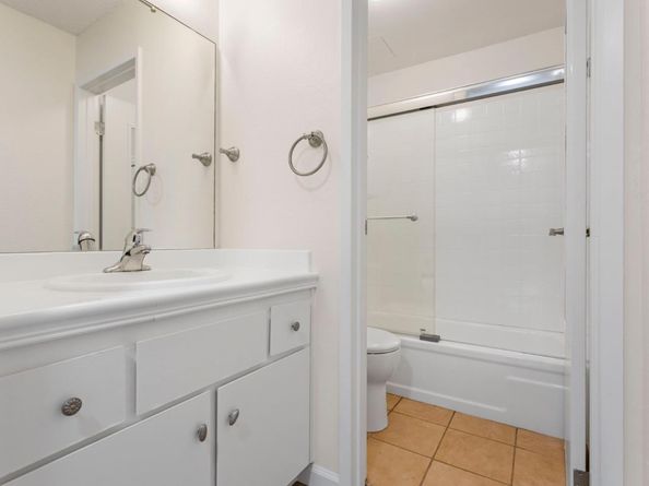 288 Whitmore Street 215, Oakland CA 94611