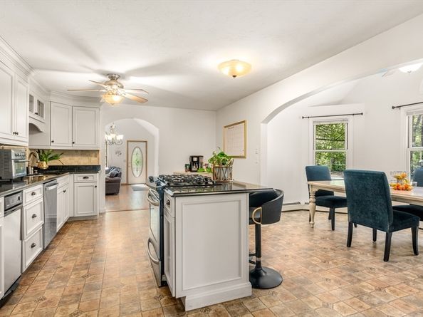 39 Leonard St, Carver MA 02330