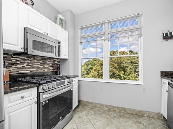 614 Pond St 1405, Braintree MA 02184