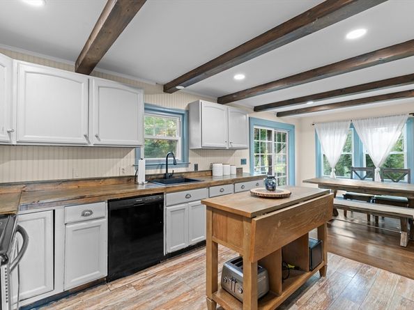 86 Pine St, Rochester MA 02770
