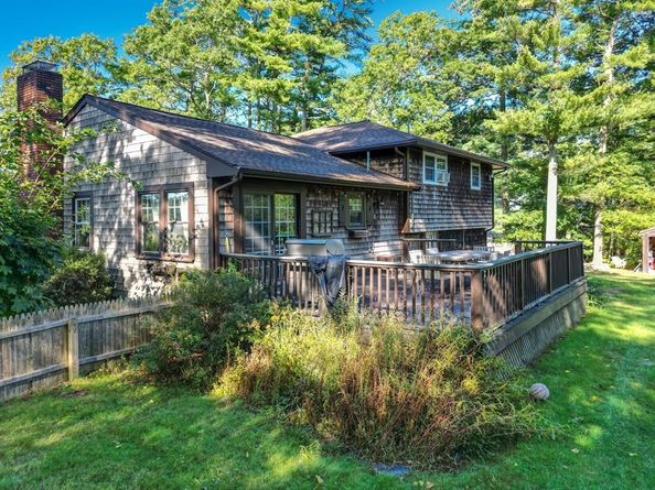 86 Pine St, Rochester MA 02770