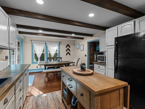 86 Pine St, Rochester MA 02770