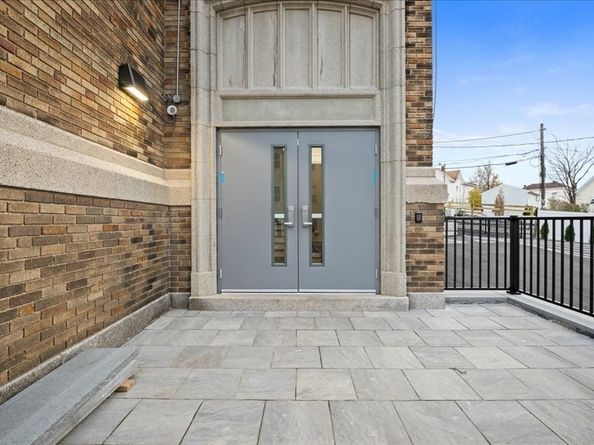 22 Waverly St, Worcester MA 01604