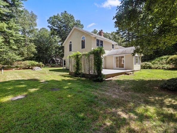 15 Woodridge Rd, Dover MA 02030