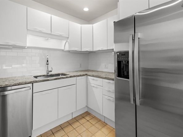 15 Woodridge Rd, Dover MA 02030