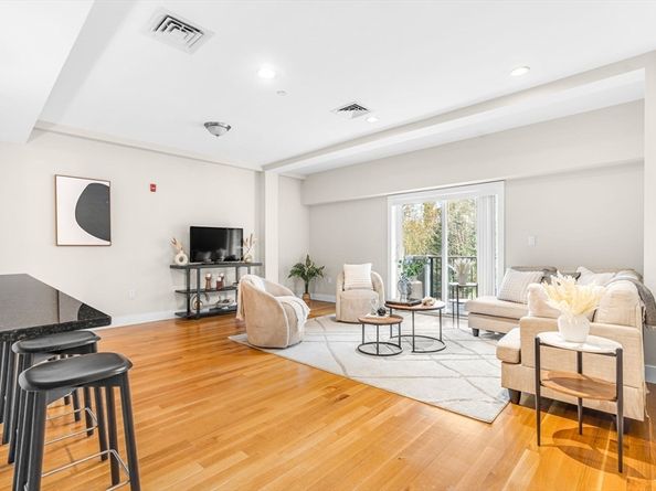 321 Hammond Pond Parkway 103, Brookline MA 02467