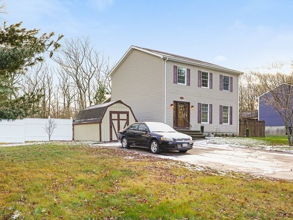 306 Rumonoski Dr, Northbridge MA 01534