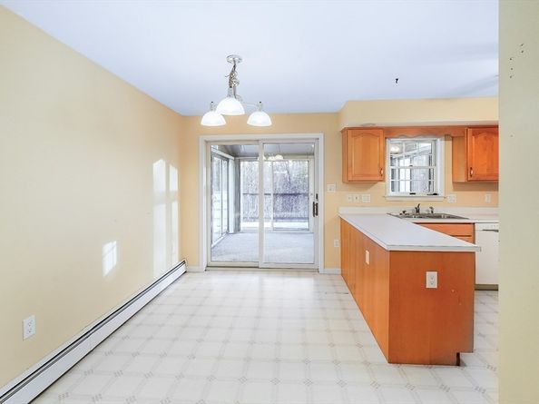 306 Rumonoski Dr, Northbridge MA 01534