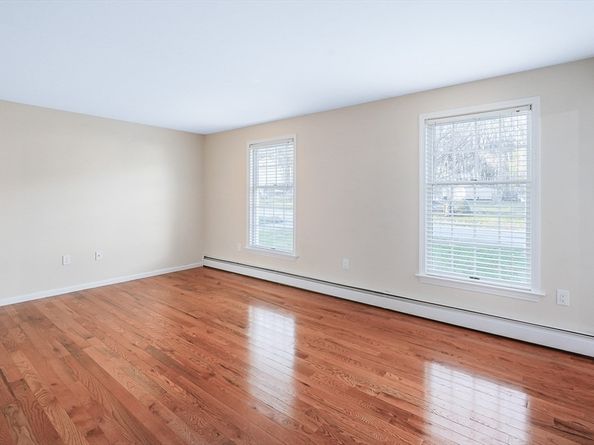 306 Rumonoski Dr, Northbridge MA 01534