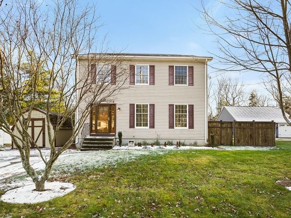 306 Rumonoski Dr, Northbridge MA 01534