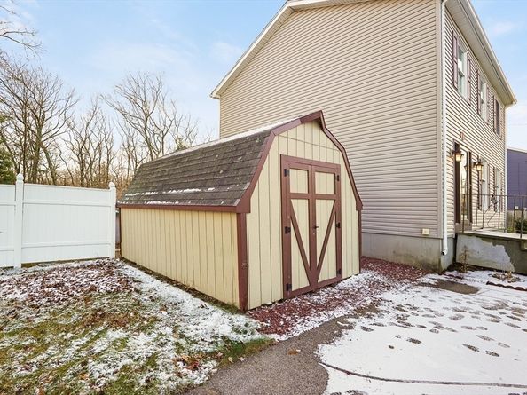 306 Rumonoski Dr, Northbridge MA 01534