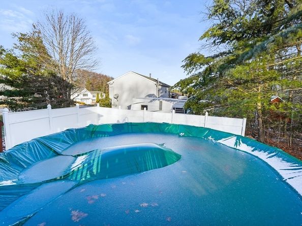 306 Rumonoski Dr, Northbridge MA 01534