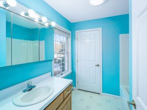 306 Rumonoski Dr, Northbridge MA 01534