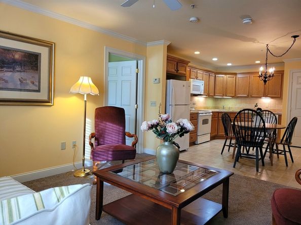 7 Crescent Way 105, Sturbridge MA 01518