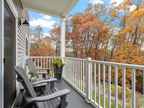 3202 Briarwood Vlg 3202, Clinton MA 01510