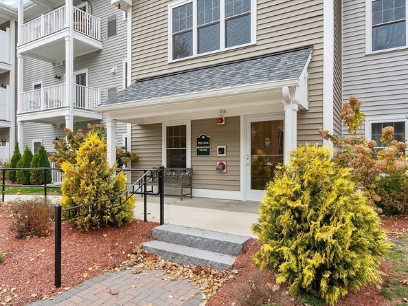 3202 Briarwood Vlg 3202, Clinton MA 01510