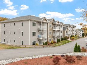 3202 Briarwood Vlg 3202, Clinton MA 01510