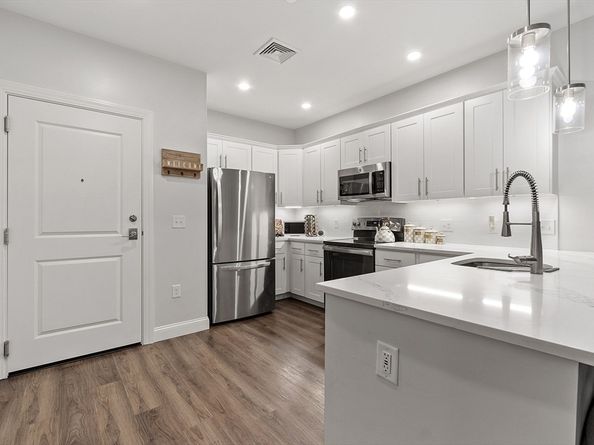 3202 Briarwood Vlg 3202, Clinton MA 01510