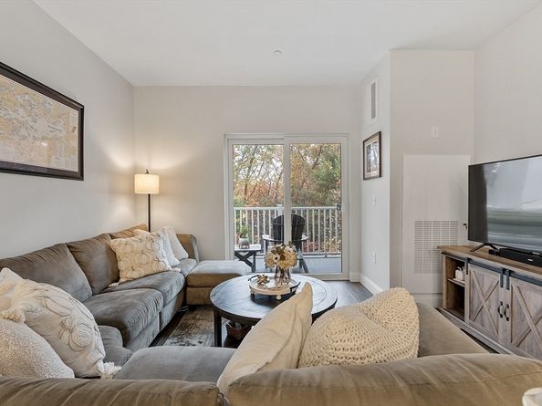 3202 Briarwood Vlg 3202, Clinton MA 01510