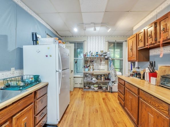 51 Grove Ave, Leominster MA 01453