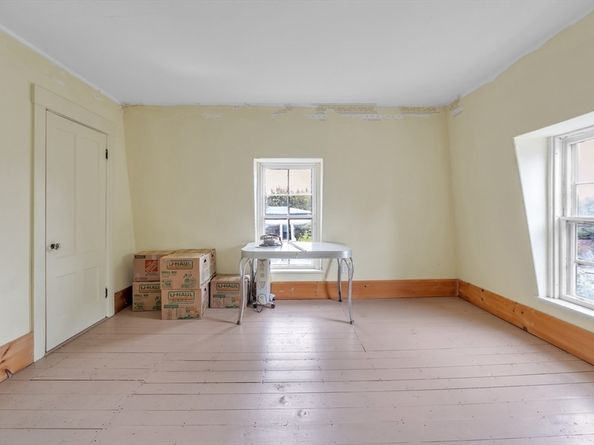 51 Grove Ave, Leominster MA 01453