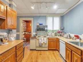 51 Grove Ave, Leominster MA 01453