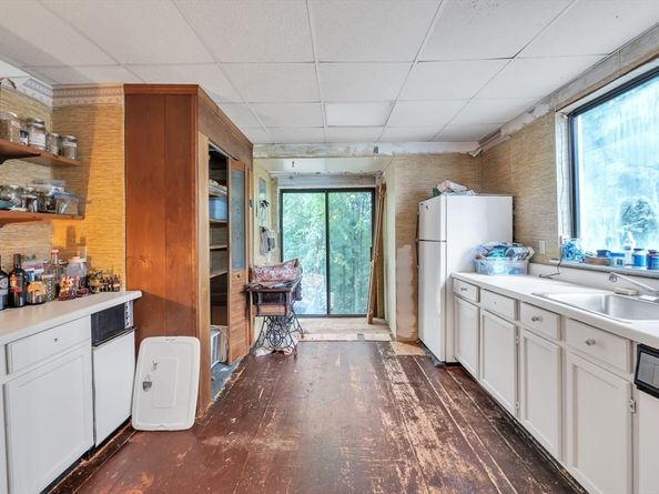 51 Grove Ave, Leominster MA 01453