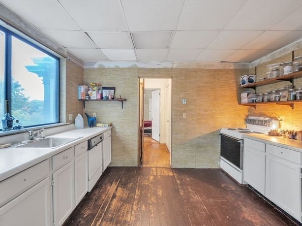 51 Grove Ave, Leominster MA 01453