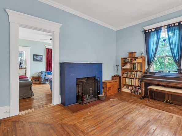 51 Grove Ave, Leominster MA 01453