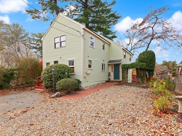 320 Pillings Pond Rd, Lynnfield MA 01940