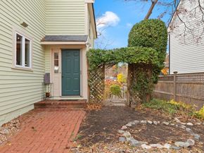 320 Pillings Pond Rd, Lynnfield MA 01940