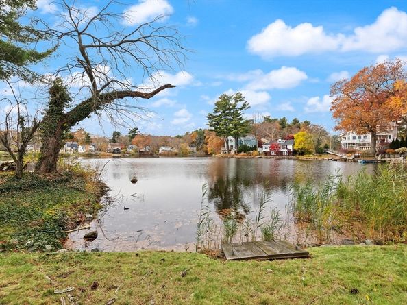 320 Pillings Pond Rd, Lynnfield MA 01940