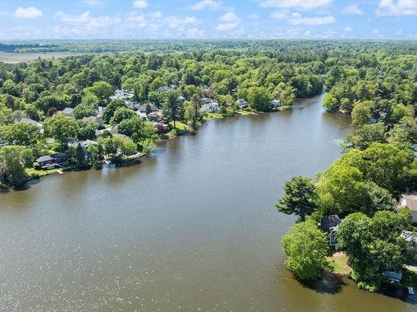 320 Pillings Pond Rd, Lynnfield MA 01940